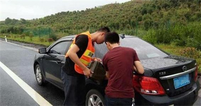  下花园区道路救援告诉您汽车在路上没油该怎么办？